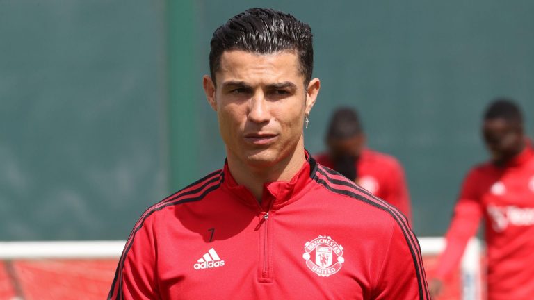 Cristiano Ronaldo mu mazi abira nyuma yuko ategetswe kutazagaruka mu myitozo.